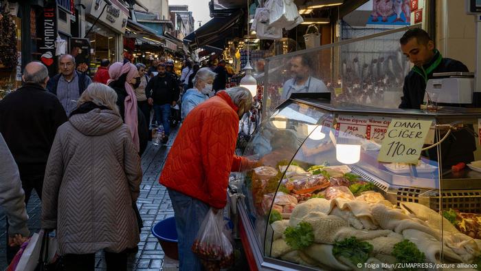 Menschen im Kadikoy Bazaar in Istanbul im November 2022