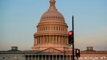 März 2022***The US Capitol is seen in Washington, DC, on March 1, 2022. - Embroiled in the most severe US-Russia crisis since the Cold War, President Joe Biden will take on a no less difficult domestic challenge during his State of the Union address: restoring Americans' optimism. (Photo by MANDEL NGAN / AFP)