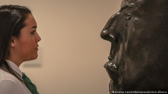El perfil de la joven destaca frente al de bronce de Manuel Machado, hermano del poeta Antonio Machado, que murió un Francia tras huir del franquismo.