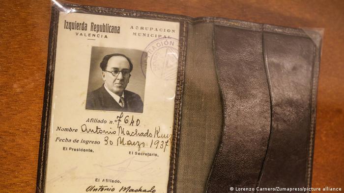 Mitgliedskarte in der Gemeindegruppe der valencianischen Republikanischen Linkspartei des Schriftstellers Antonio Machado, bei einer Ausstellung über die Machado-Brüder in Málaga im Jahr 2020. Mitgliedskarte in der Gemeindegruppe der valencianischen Republikanischen Linkspartei des Schriftstellers Antonio Machado, bei einer Ausstellung über die Machado-Brüder in Málaga im Jahr 2020.