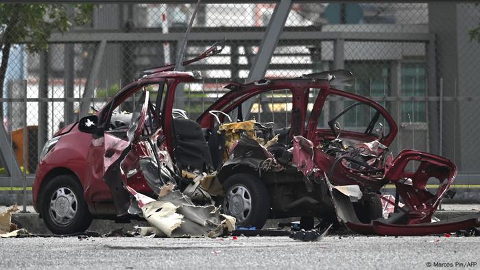 Los restos de un auto tras atentado con explosivos este 1 de noviembre en Ecuador.