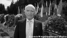 22.7.2012, Flossenbürg****
Der ehemalige KZ-Häftling Jack Terry steht am Sonntag (22.07.2012) in der KZ-Gedenkstätte in Flossenbürg (Oberpfalz). In der KZ-Gedenkstätte wurde der Befreiung des Lagers durch US-Soldaten vor 67 Jahren gedacht. Foto: Armin Weigel dpa/lby ++