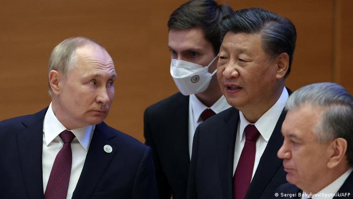 Russlands Präsident Wladimir Putin (l.) mit seinem chinesischen Amtskollegen Xi Jinping (2. v. r.)