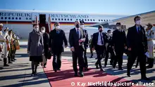 Bundeskanzler Olaf Scholz (SPD, M) kommt auf dem Internationalen Hauptstadtflughafen Peking mit dem Airbus A340 der Luftwaffe an. Scholz reist zu seinem ersten Besuch als Kanzler nach China. Im Mittelpunkt der Visite stehen unter anderem die deutsch-chinesischen Beziehungen, die Wirtschaftskooperation, der Ukraine-Konflikt und die Taiwanfrage.