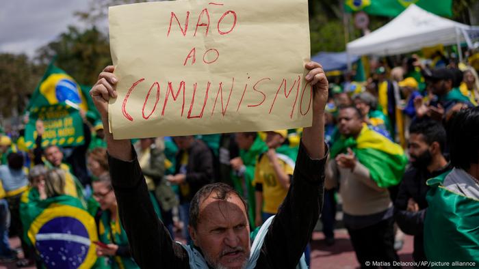 Protesto contra a derrota de Bolsonaro diante de quartel militar em São Paulo