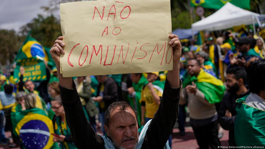 Em protesto contra a derrota de Jair Bolsonaro diante de quartel militar em São Paulo, manifestante segura cartaz com as palavras 
