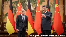 Xi Jinping (r), Präsident von China, empfängt Bundeskanzler Olaf Scholz (SPD) in der Osthalle der Großen Halle des Volkes. Scholz reist zu seinem ersten Besuch als Kanzler nach China. Im Mittelpunkt der Visite stehen unter anderem die deutsch-chinesischen Beziehungen, die Wirtschaftskooperation, der Ukraine-Konflikt und die Taiwanfrage.
