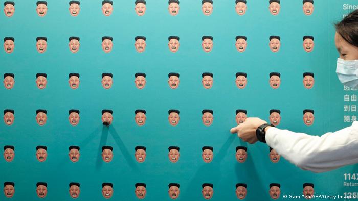 Na mestu gde su usta lidera Severne Koreje Kima Džonga Una je ulaz za USB. A na stiku – sadržaj koji se odnosi na slobodu izražavanja. Ovaj zid nalazi se na ulazu u salu u Tajpeju u kojoj se održava „Oslo Freedom Forum“, globalna konferencija o ljudskim pravima.
