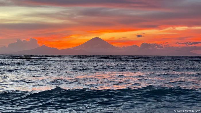 Gunung Agung di Bali dari Lombok