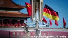 Die deutsche und chinesische Flagge wehen im Wind vor der Großen Halle des Volkes für den Besuch des deutschen Bundeskanzlers. Scholz reist zu seinem ersten Besuch als Kanzler nach China. Im Mittelpunkt der Visite stehen unter anderem die deutsch-chinesischen Beziehungen, die Wirtschaftskooperation, der Ukraine-Konflikt und die Taiwanfrage. +++ dpa-Bildfunk +++