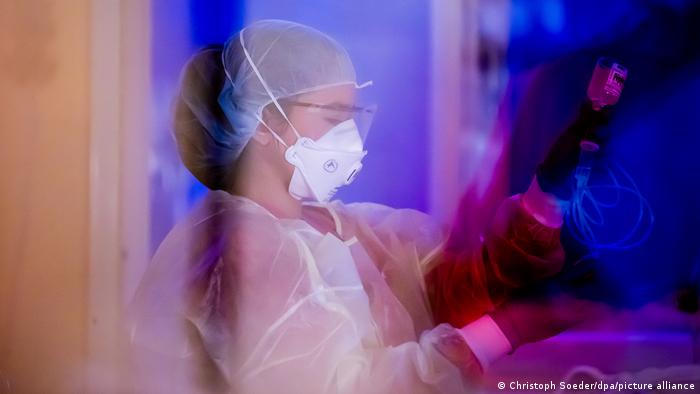 Una enfermera en la unidad de cuidados intensivos en un hospital alemán. 