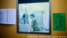 Eine Assistenzärztin betreut auf der Intensivstation des Gemeinschaftskrankenhauses Havelhöhe einen Covid-19-Patienten. +++ dpa-Bildfunk +++