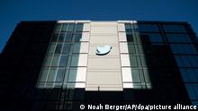 Ein Twitter-Logo hängt an einem Bürogebäude des Unternehmens in San Francisco. +++ dpa-Bildfunk +++