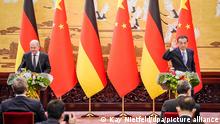 Bundeskanzler Olaf Scholz (l, SPD) und Li Keqiang, Ministerpräsident der Volksrepublik China, verlassen in der Hebeihalle der Großen Halle des Volkes die Pressekonferenz. Scholz reist zu seinem ersten Besuch als Kanzler nach China. Im Mittelpunkt der Visite stehen unter anderem die deutsch-chinesischen Beziehungen, die Wirtschaftskooperation, der Ukraine-Konflikt und die Taiwanfrage. +++ dpa-Bildfunk +++