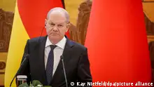 Bundeskanzler Olaf Scholz (SPD) gibt in der Hebeihalle der Großen Halle des Volkes eine Pressekonferenz. Scholz reist zu seinem ersten Besuch als Kanzler nach China. Im Mittelpunkt der Visite stehen unter anderem die deutsch-chinesischen Beziehungen, die Wirtschaftskooperation, der Ukraine-Konflikt und die Taiwanfrage.