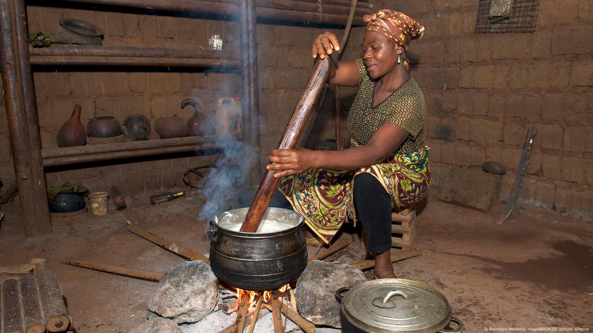 Gas shortage sees Cameroonians return to cooking with wood DW 11/04