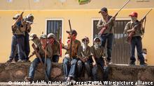 27.01.2020
Kinder sitzen mit Waffen in der Hand in Guerrero. Obwohl der Gouverneur des Bundesstaates Guerrero Astudillo die Abgabe von Waffen an Kinder verurteilte, setzt die Gemeindepolizei von Ayahualtempa heute noch Kinder ein und bewaffnet sie, um sich gegen die kriminelle Gruppe von Los Ardillos zu verteidigen. +++ dpa-Bildfunk +++
