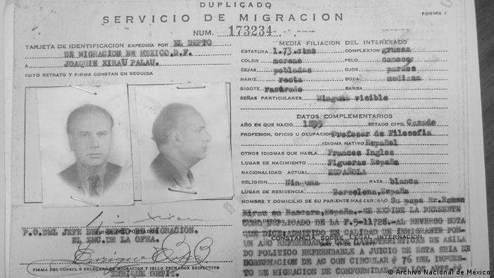 Fotos frontal y de perfil de Xirau junto a los datos recogidos en su ficha por el Servició de Migración.