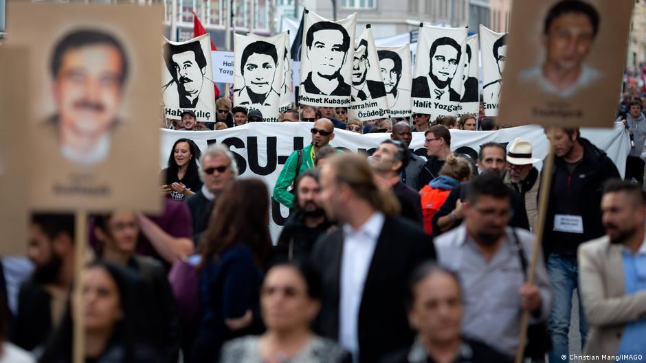 Više hiljada ljudi je 2018. u Minhenu posle presude izašlo na ulicu zahtevajući proširenje istrage i proveru eventualne umešanosti dela tajne službe