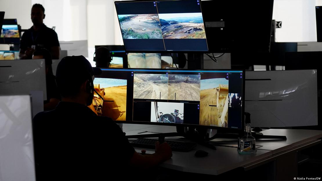 Sala remota de controle dos caminh&otilde;es que fazem a remo&ccedil;&atilde;o dos rejeitos na barragem