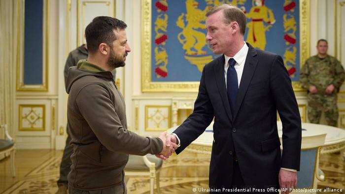 Der ukrainische Präsident Wolodomir Selenskyj und der nationale Sicherheitsberater des Weißen Hauses, Jake Sullivan, reichen sich bei einem Treffen im Weißen Haus im November 2022 die Hand