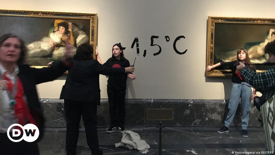 Activistas climáticos pegan manos a cuadros de Goya – DW – 05/11/2022