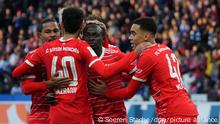 05.11.2022, Berlin: Fußball, Bundesliga, Hertha BSC - FC Bayern München, 13. Spieltag im Olympiastadion. Bayerns Jamal Musiala (r), Torschütze zum 0:1, freut sich nach seinem Treffer mit Bayerns Sadio Mane (M), Bayerns Noussair Mazraoui und Bayerns Serge Gnabry (l). Foto: Soeren Stache/dpa - WICHTIGER HINWEIS: Gemäß den Vorgaben der DFL Deutsche Fußball Liga bzw. des DFB Deutscher Fußball-Bund ist es untersagt, in dem Stadion und/oder vom Spiel angefertigte Fotoaufnahmen in Form von Sequenzbildern und/oder videoähnlichen Fotostrecken zu verwerten bzw. verwerten zu lassen. +++ dpa-Bildfunk +++