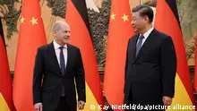 Xi Jinping (r), Präsident von China, empfängt Bundeskanzler Olaf Scholz (SPD) in der Osthalle der Großen Halle des Volkes. Scholz reist zu seinem ersten Besuch als Kanzler nach China. Im Mittelpunkt der Visite stehen unter anderem die deutsch-chinesischen Beziehungen, die Wirtschaftskooperation, der Ukraine-Konflikt und die Taiwanfrage. +++ dpa-Bildfunk +++