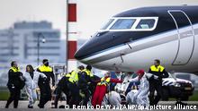 2022-11-05 17:32:54 SCHIPHOL  Die Polizei verhaftet Klimaaktivisten auf Schiphol. Eine Gruppe von Hunderten von Klimaaktivisten betrat am Samstagnachmittag den Flughafen von Schiphol, wo sich die Privatflugzeuge befinden. Die Aktivisten haben unter mehreren Jets Platz genommen, damit sie nicht abheben können. Sie planen, den Flugverkehr so lange wie möglich zu blockieren. REMKO DE WAAL
