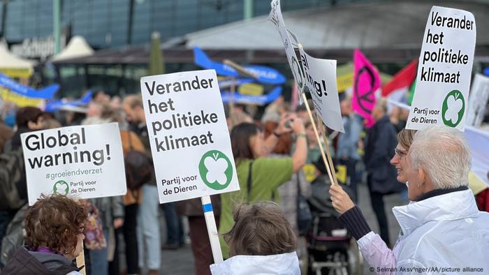 Klima-Aktivisten blockieren Privatjets auf Flughafen Schiphol