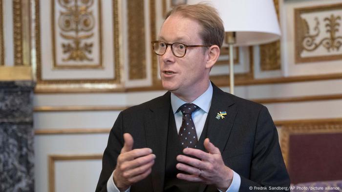 Der schwedischer Außenminister Tobias Billstrom spricht und gestikuliert dabei mit beiden Händen