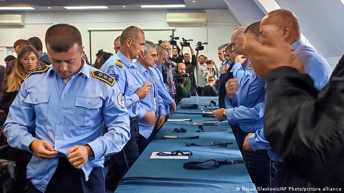 Srbi skidaju uniforme i napuštaju Kosovsku policiju