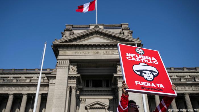 Un opositor al gobierno del presidente peruano Pedro Castillo participa en una manifestación para exigir su renuncia en Lima. (Archivo 05.11.2022)