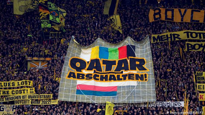 Kibice Borussii Dortmund wzywają na stadionie do bojkotu Mistrzostw Świata w Piłce Nożnej w Katarze