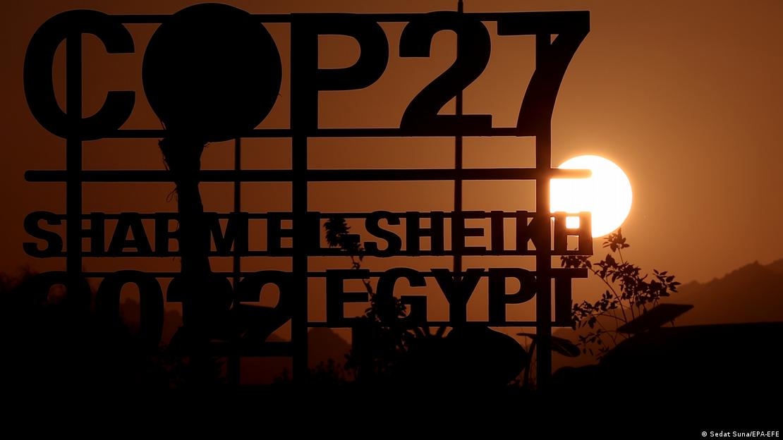 Letreiro da COP27, em Sharm el-Sheikh, no Egito, com o pôr do sol ao fundo