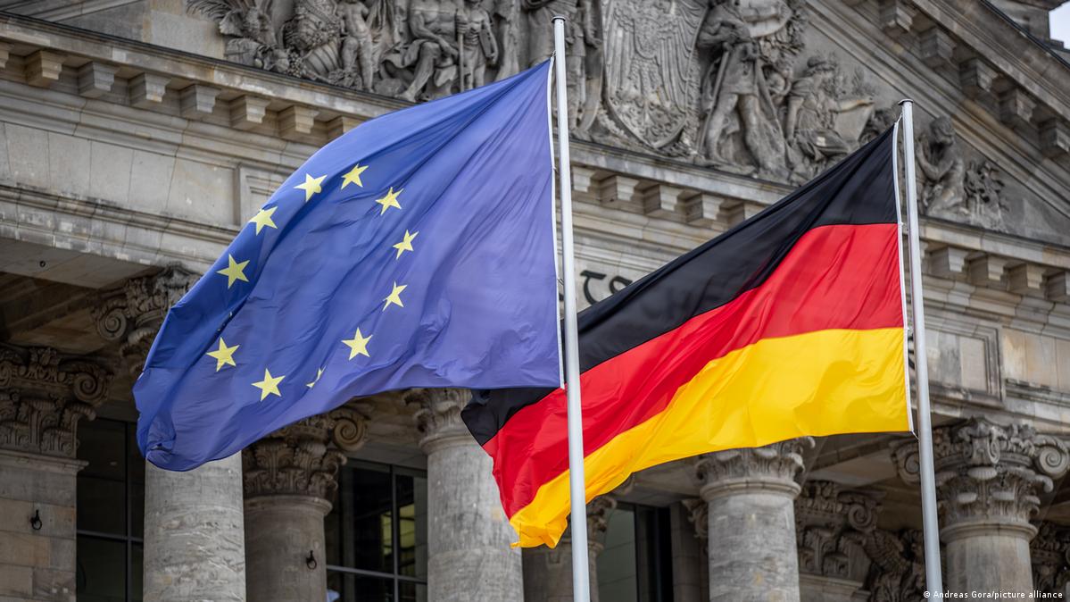 Deutschland, Berlin | Flaggen vor dem Reichstagsgebäude