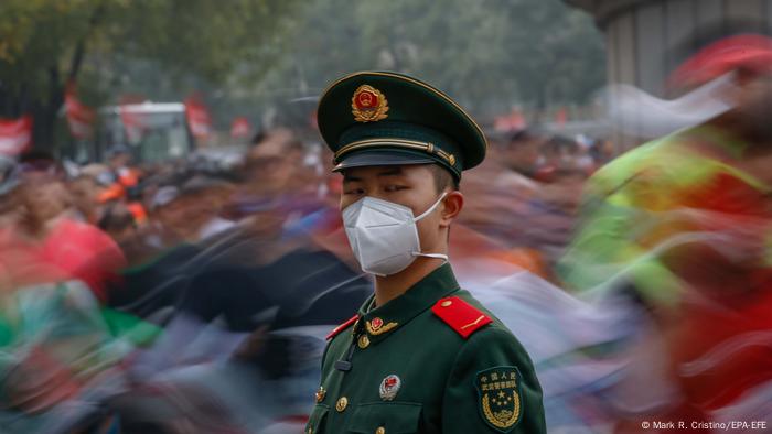 11月11日，中国官方公布了进一步优化新冠疫情防控工作的“20条措施”，包括缩短隔离时间、不再追踪“次密接”、取消中风险区、取消入境航班熔断等。此举被解读为放松防疫的信号，一度引起股市高涨。但防控措施放松的时间表和调整的标准仍不得而知。香港大学医学院病毒学家金冬雁对德国之声表示，新的措施“并不是要真的放开，不是要取消动态清零，而是把已经证明无效的一些措施删掉”。