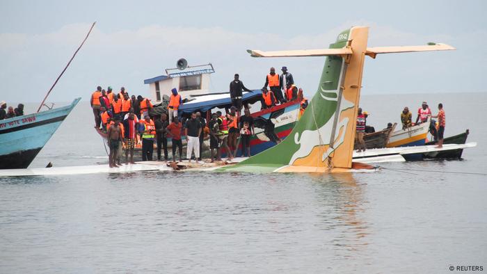 Botes ayudan con el rescate de pasajeros de un avión accidentado en Tanzania.