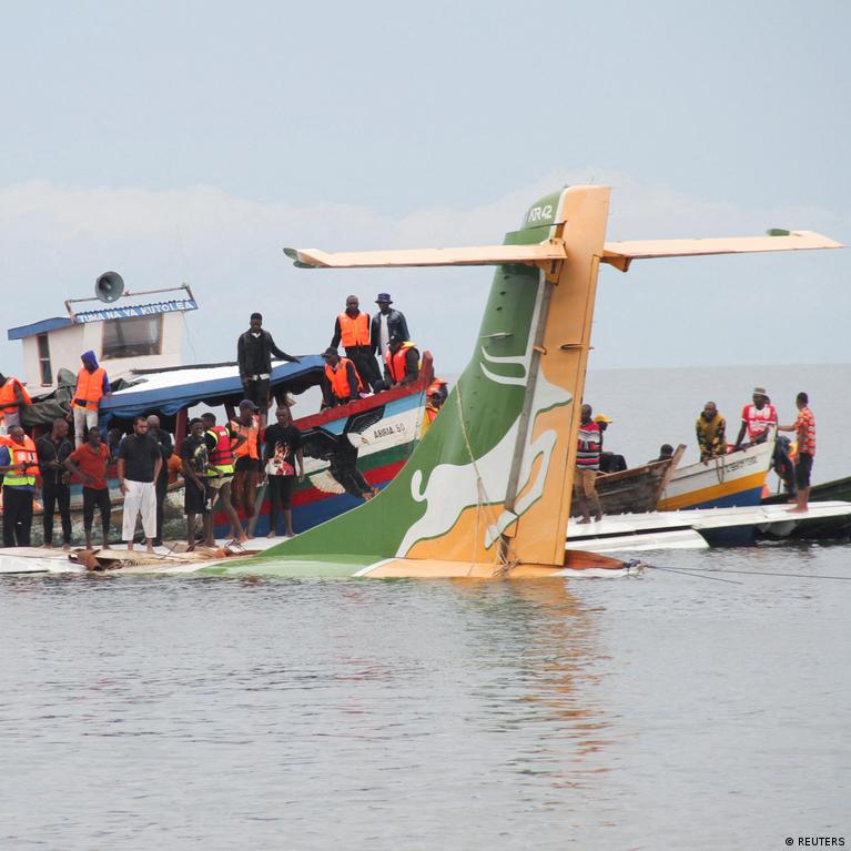 Tanzanian passenger plane crashes into Lake Victoria – DW – 11/06/2022