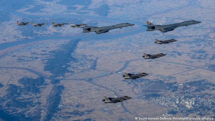 Aviones F-35 de la fuerza aérea norcoreana y F-16 estadounidense escortan bombarderos B-1B de Estados Unidos (imagen de archivo)
