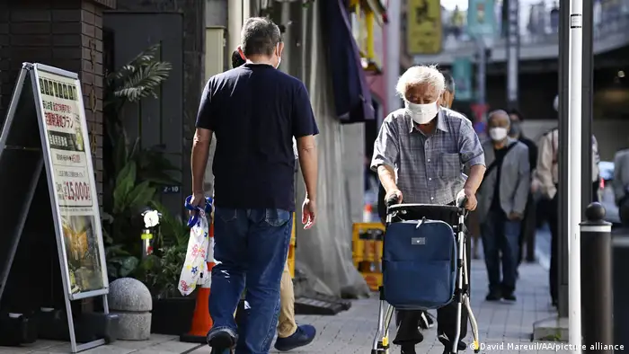 新的统计数据显示，日本女性预期寿命为87岁，男性预期寿命为81岁