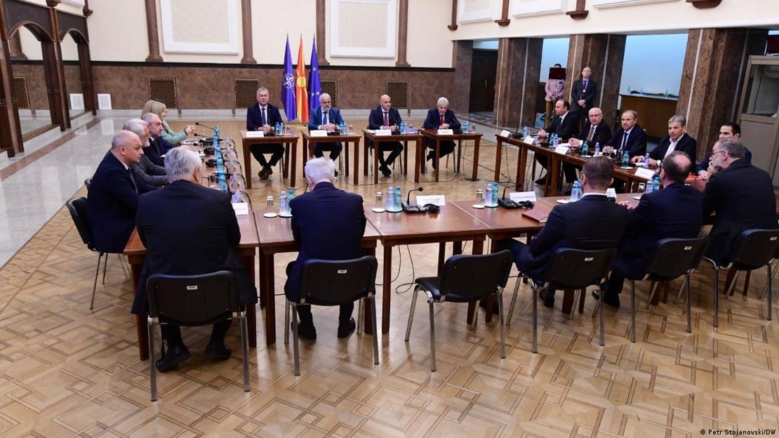Партиите на лидерската средба која што ја иницираше премиерот Димитар Ковачевски, ги ставија на маса своите размислувања и услови во замена за глас за уставните измени коишто треба да поминат во парламентот.