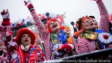 Jecken feiern den Auftakt der Karnevalssession auf dem Heumarkt. Der 11.11. wird dieses Jahr wieder unter Corona-Bedingungen in Präsenz gefeiert. Allerdings gilt das in den Karnevalshochburgen Köln und Düsseldorf nur für Geimpfte und Genesene.