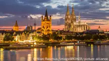 Altstadt mit Dom, Kirche Groß St. Martin, Colonius, WDR-Gebäude und Rathaus, vorne Rhein, Abenddämmerung, Köln, Nordrhein-Westfalen, Deutschland, Europa