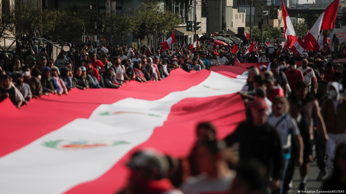 Incidentes violentos en Lima en marcha de apoyo a Castillo