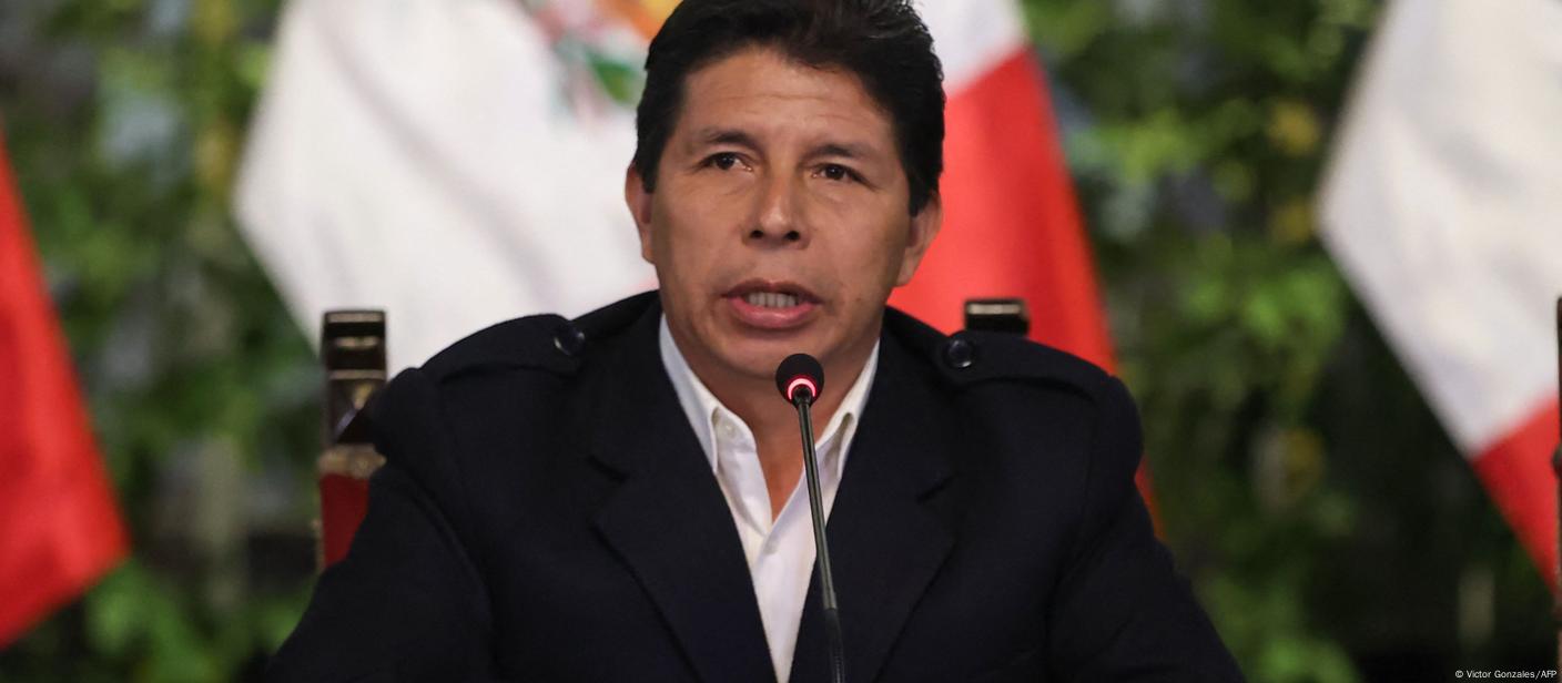 Pedro Castillo falando sentado