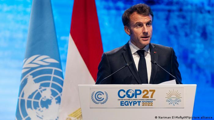 El presidente francés, desde el atril con las bandera de Naciones Unidas y de Egipto detrás.