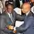 L'opposant guinéen Cellou Dalein Diallo et Sidya Touré se serrent la main après la désignation de Sidya Touré comme candidat de son parti pour l'élection présidentielle du 11 octobre 2015.