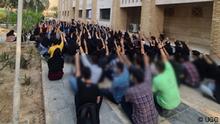 Titel der Bilder: Szenen aus den Protesten im Iran und Slogans der Demonstranten
Stichworte: Iran, Proteste September-November 2022 gegen Islamische Republik, Volksaufstand, Frauen, Frauenrechte, Jina Mahsa Amini, Menschenrechtsverletzung, Slogan
Beschreibung: Auslöser der jüngsten Proteste im Iran war der Tod der 22-jährigen Kurdin Jina Mahsa Amini, die in Teheran von der Sittenpolizei festgenommen wurde, weil sie gegen die Regeln zum Tragen eines Kopftuchs verstoßen haben soll. Drei Tage später starb sie unter Umständen, die strittig sind. Danach brachen erste Proteste aus. Nach Angaben von Menschenrechtsgruppen wurden inzwischen mindestens über 300 Menschen getötet.
Rechteeinräumung:
Lizenz: frei
Quelle der Bilder: UGC