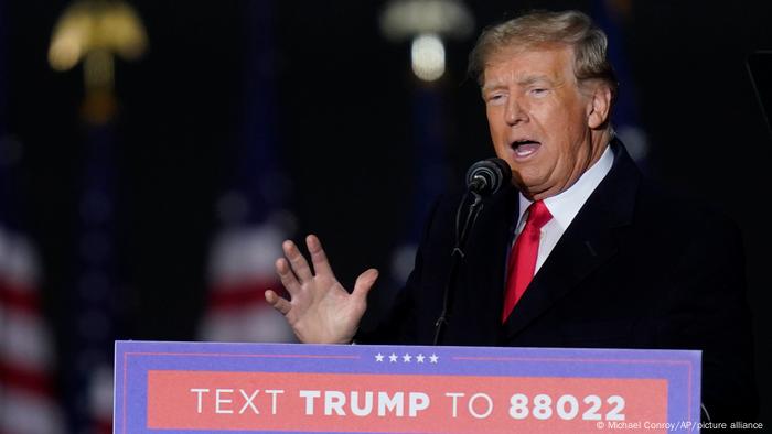 El expresidente de Estados Unidos, Donald Trump, habla en un mitin en apoyo a los candidatos republicanos antes de las elecciones de medio término, en Dayton, Ohio, el 7 de noviembre de 2022.